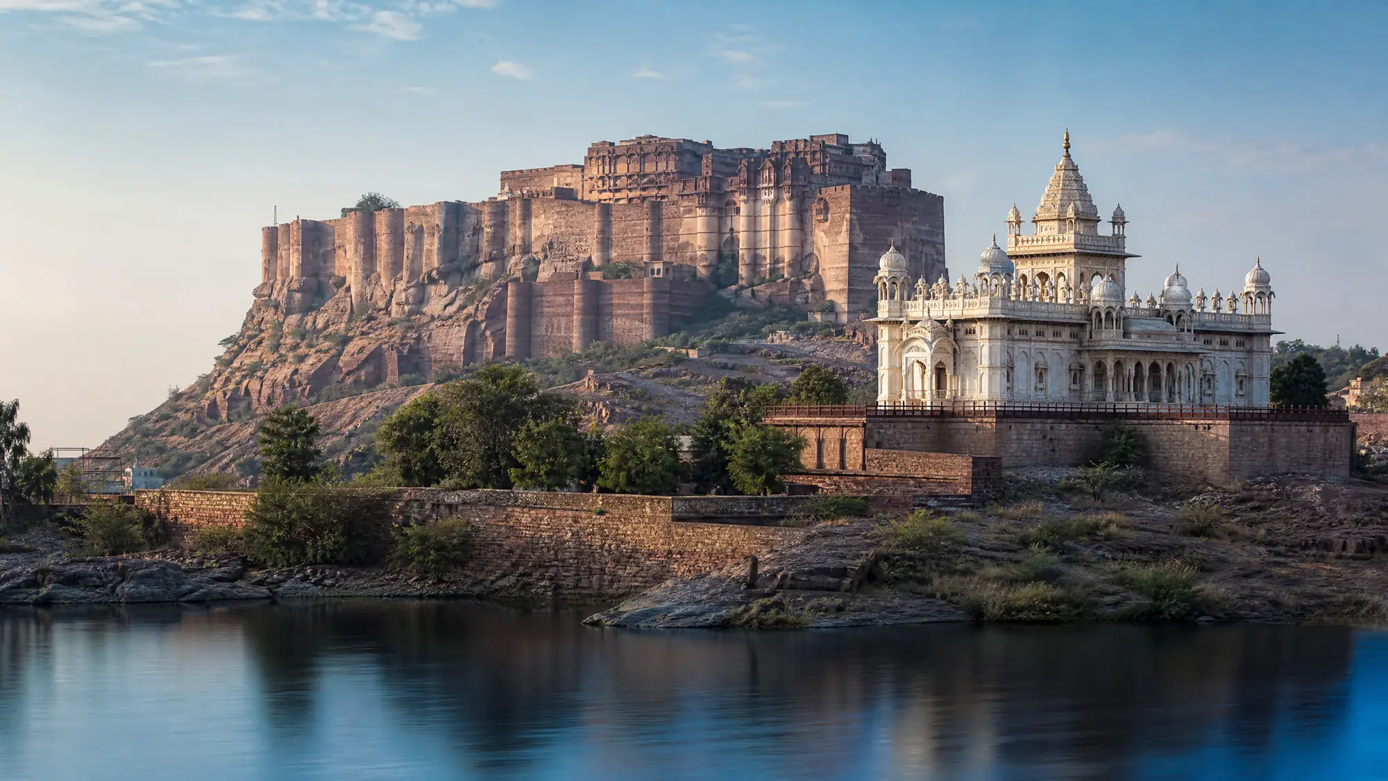 Dominando Jodhpur da 400 piedi di altezza, questo complesso di fortezze del 1459 e il vicino cenotafio in marmo del 1899 mettono in mostra la storia del Rajputana.