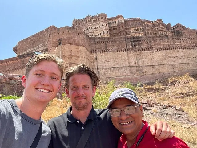 Tre uomini che scattano un selfie con il Forte Mehrangarh sullo sfondo