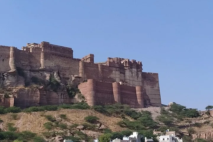 Le massicce mura in arenaria rossa del Forte Mehrangarh su una collina rocciosa