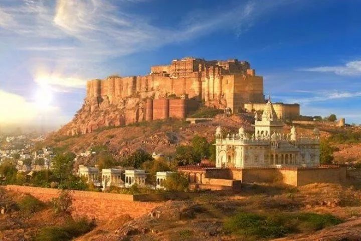 Ein malerischer Blick auf das Mehrangarh-Fort und Jaswant Thada bei Sonnenuntergang